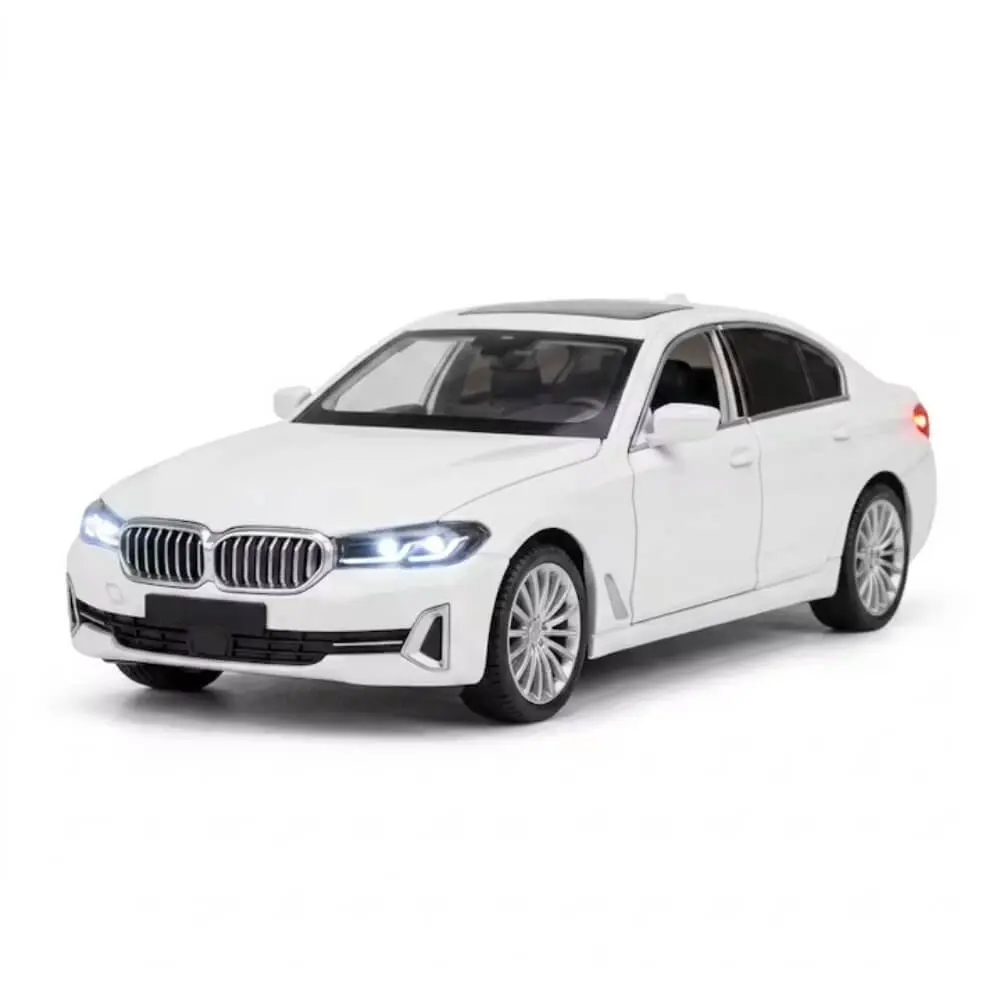 Macheta metalică 530LI G30 scara 1/24, culoare alb, suspensii funcționale, lumini LED și sunete realiste